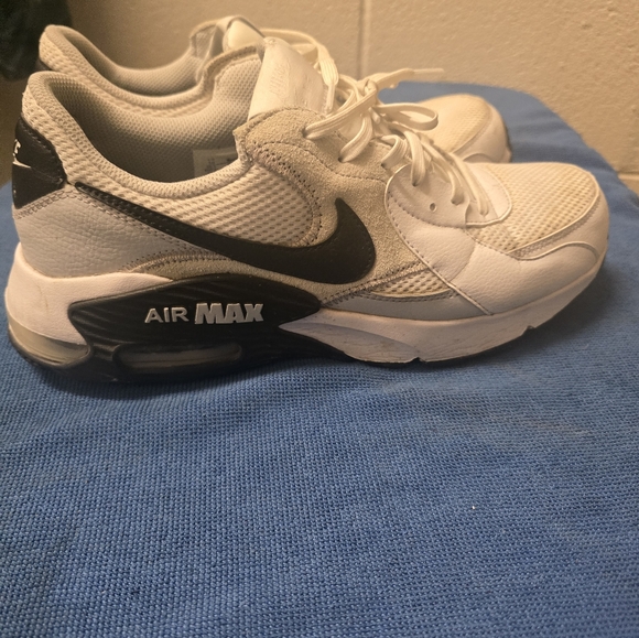 Nike Air Max White and Black Sneakers - Picture 1 of 10
